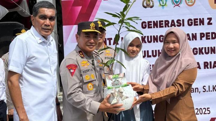 2025-07-15-5960Kapolda riau.jpg